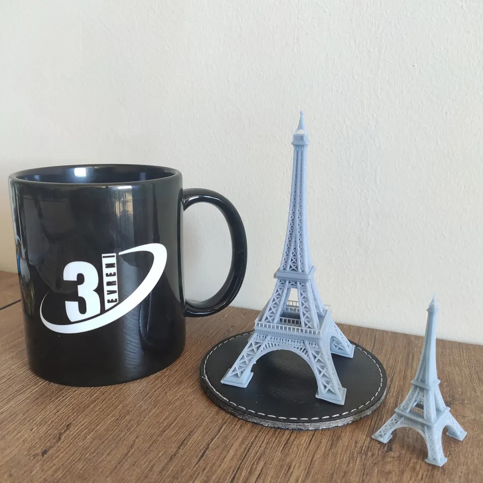 3D Evreni logolu kupa yanında farklı boyutlarda Eyfel Kulesi baskıları