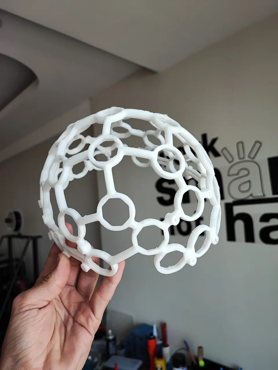 Birbirine bağlı halkalardan oluşan beyaz geometrik küre modeli