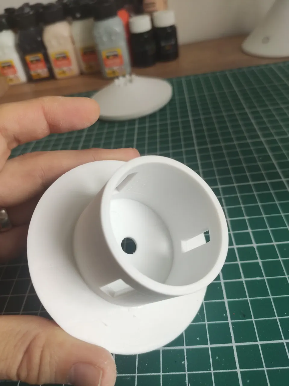 3D baskıyla üretilmiş beyaz silindirik teknik gövde